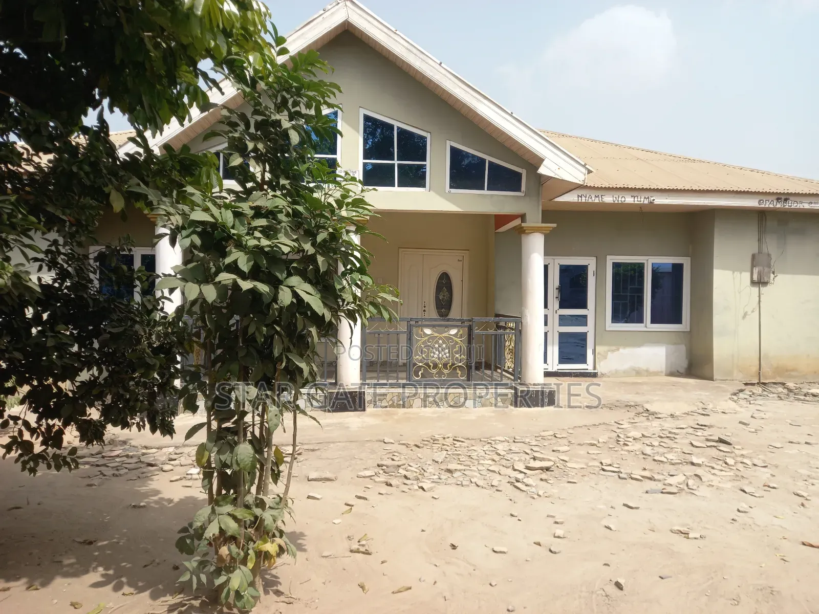 9bdrm House in Fawoade, Kumasi Metropolitan for sale