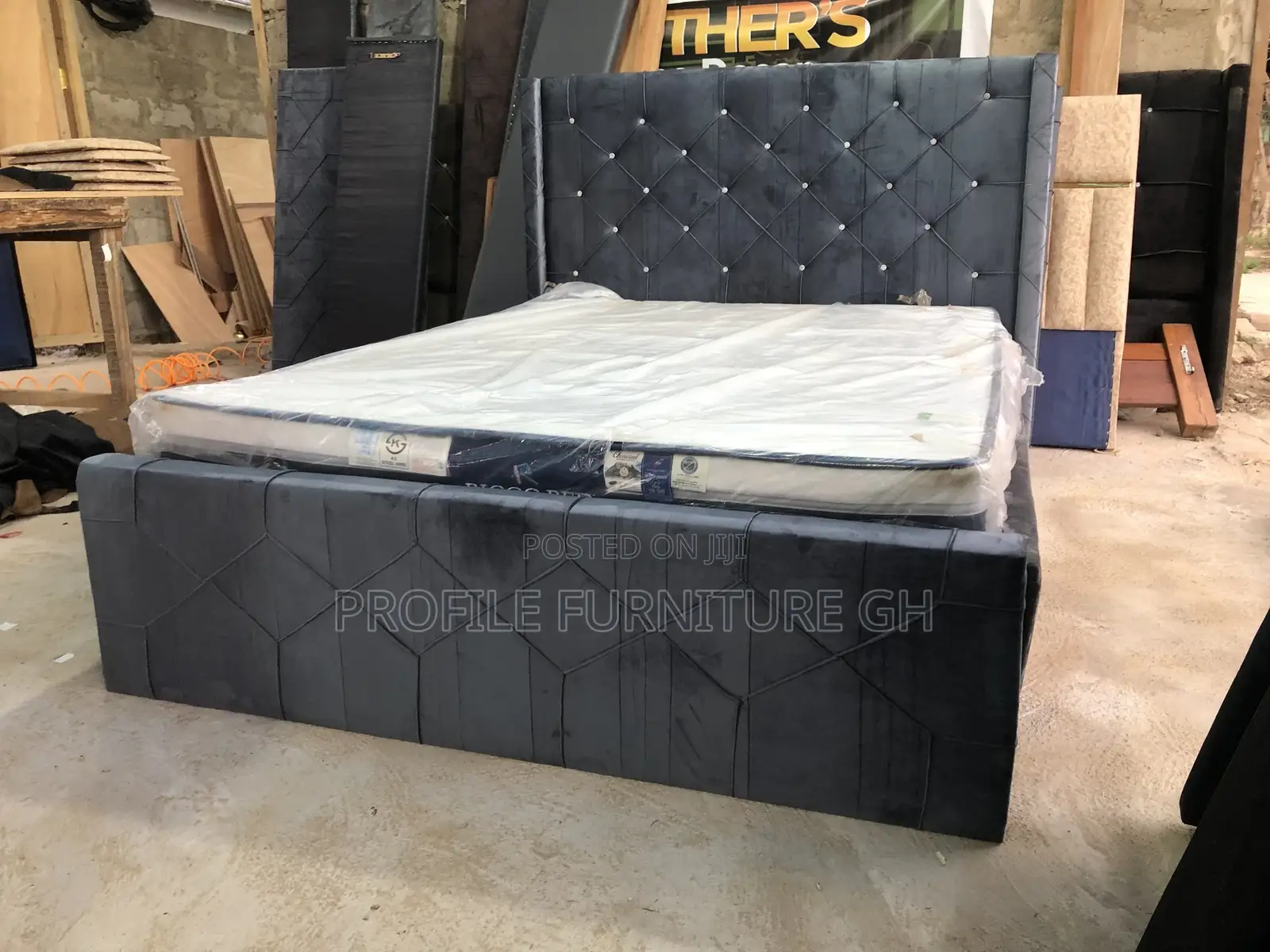 Mattress With Bedframe (54x75 Double)//Free Delivery