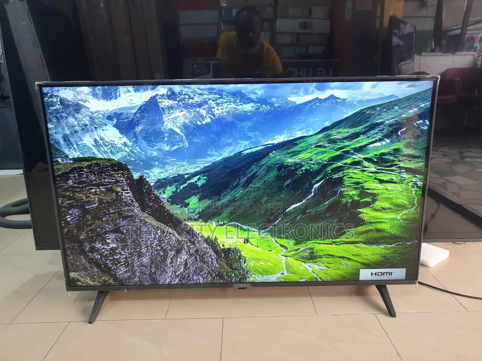 2023/43"Lg Uhd HDR Smart Satellite Tv