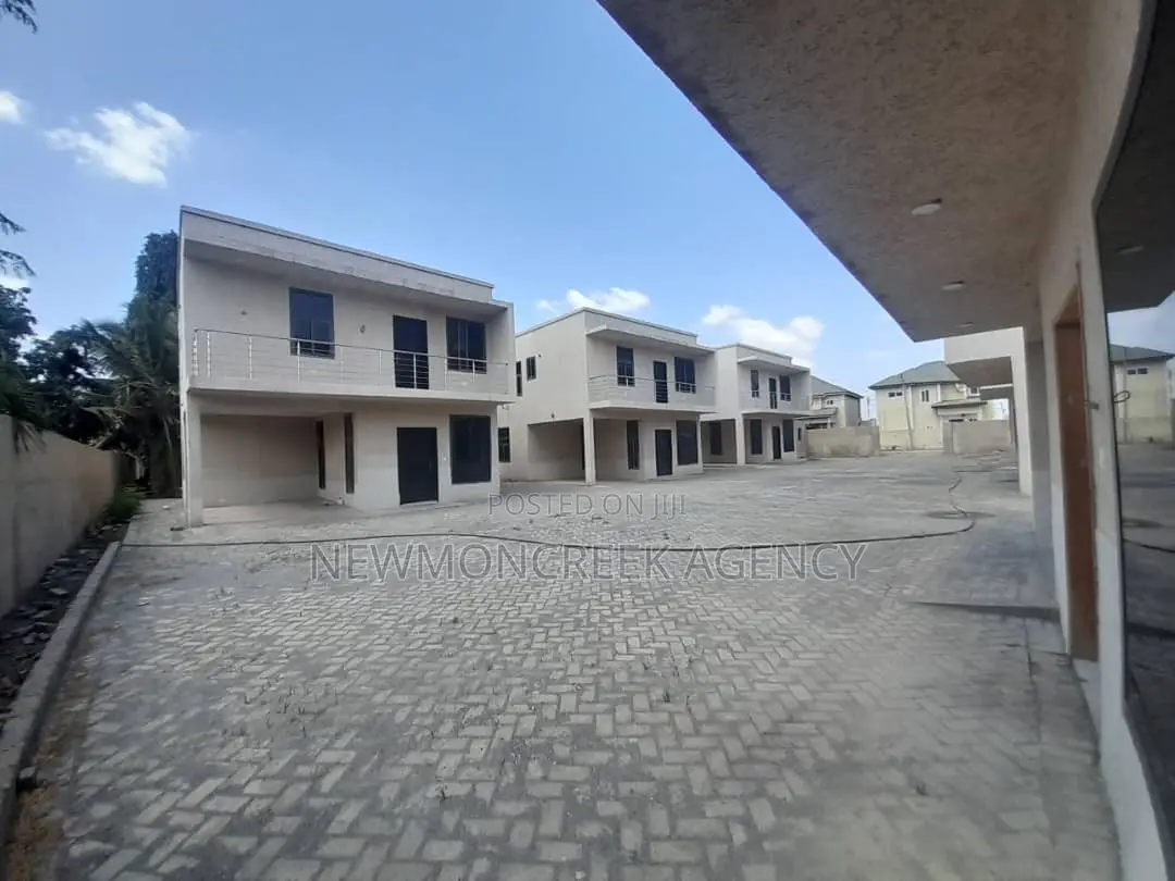 3bdrm Duplex in Botwe,Melcom Rd., Accra Metropolitan for sale