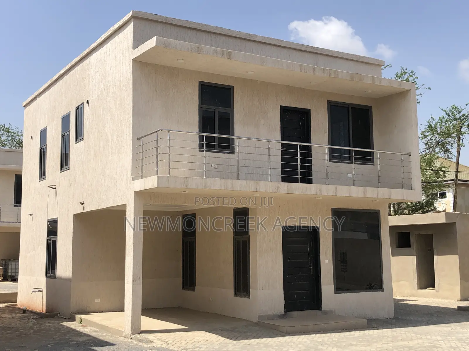 3bdrm Duplex in Botwe,Melcom Rd., Accra Metropolitan for sale