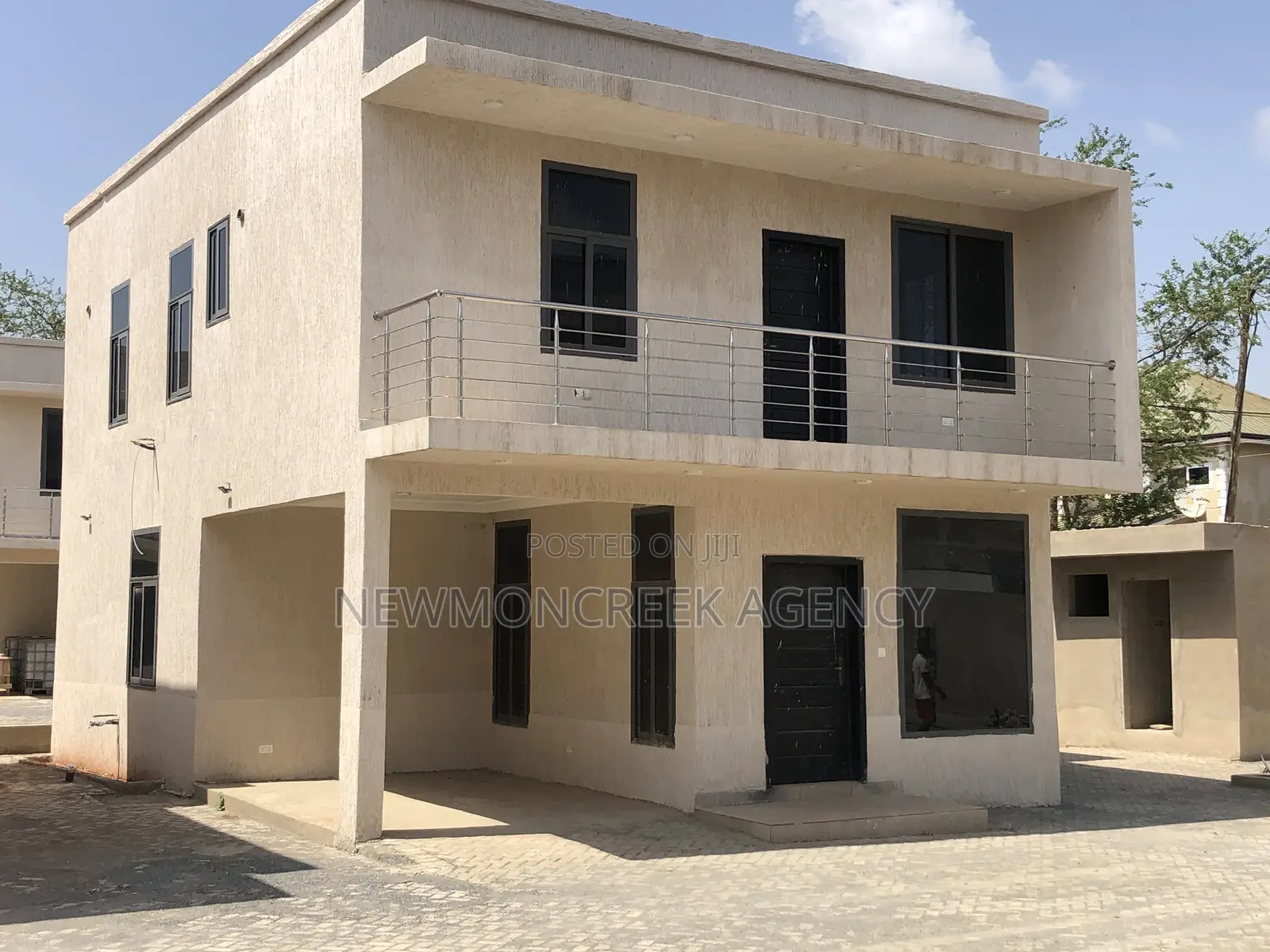 3bdrm Duplex in Botwe,Melcom Rd., Accra Metropolitan for sale