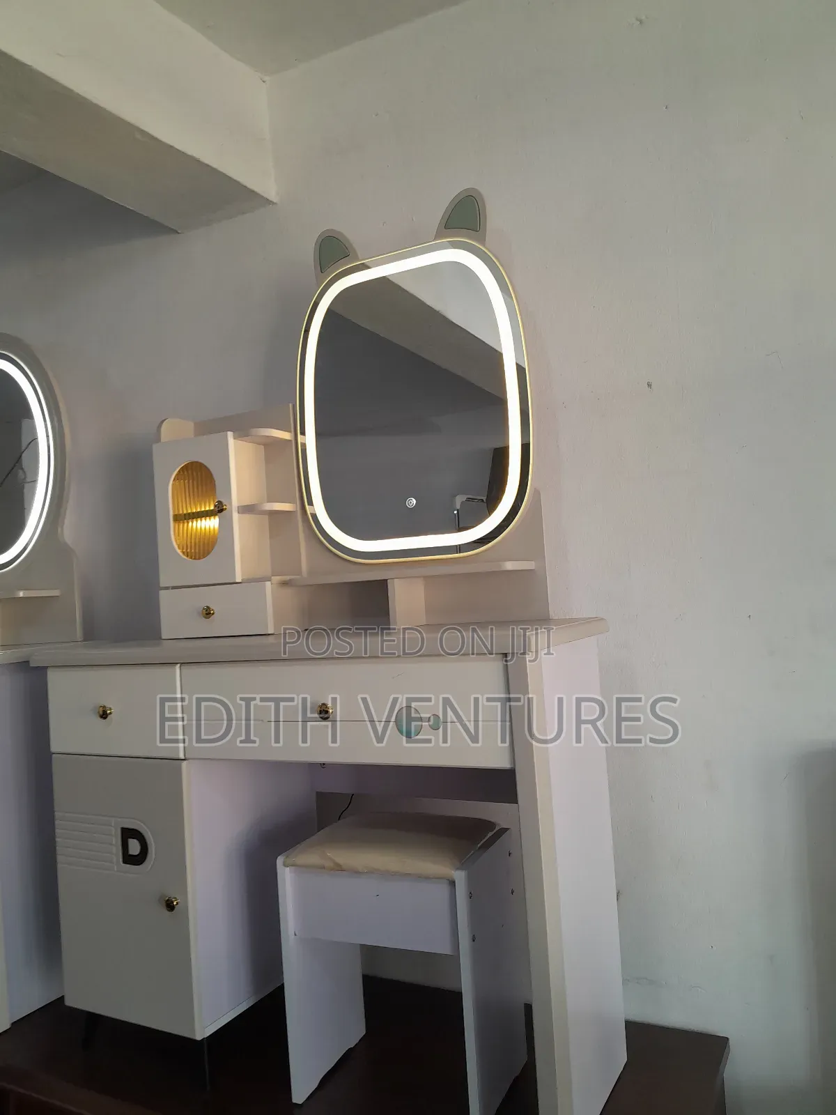 Dribble Dressing Mirror