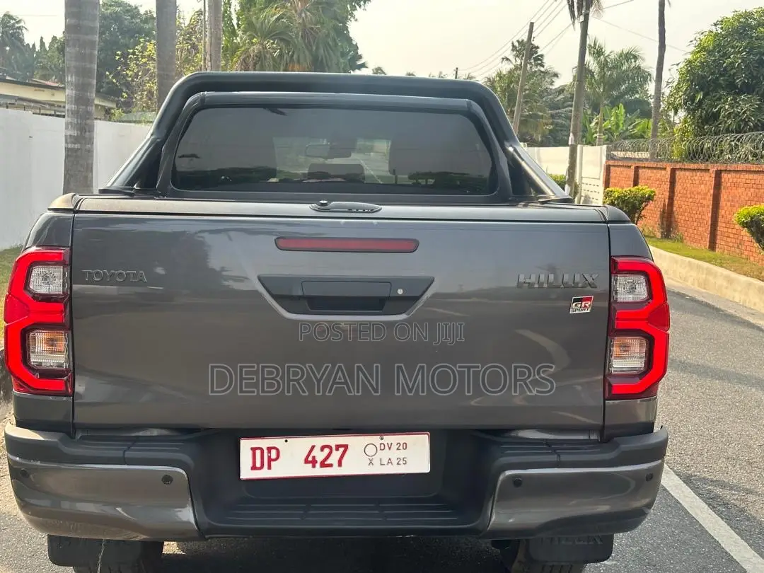 Toyota Hilux 2023 Gray