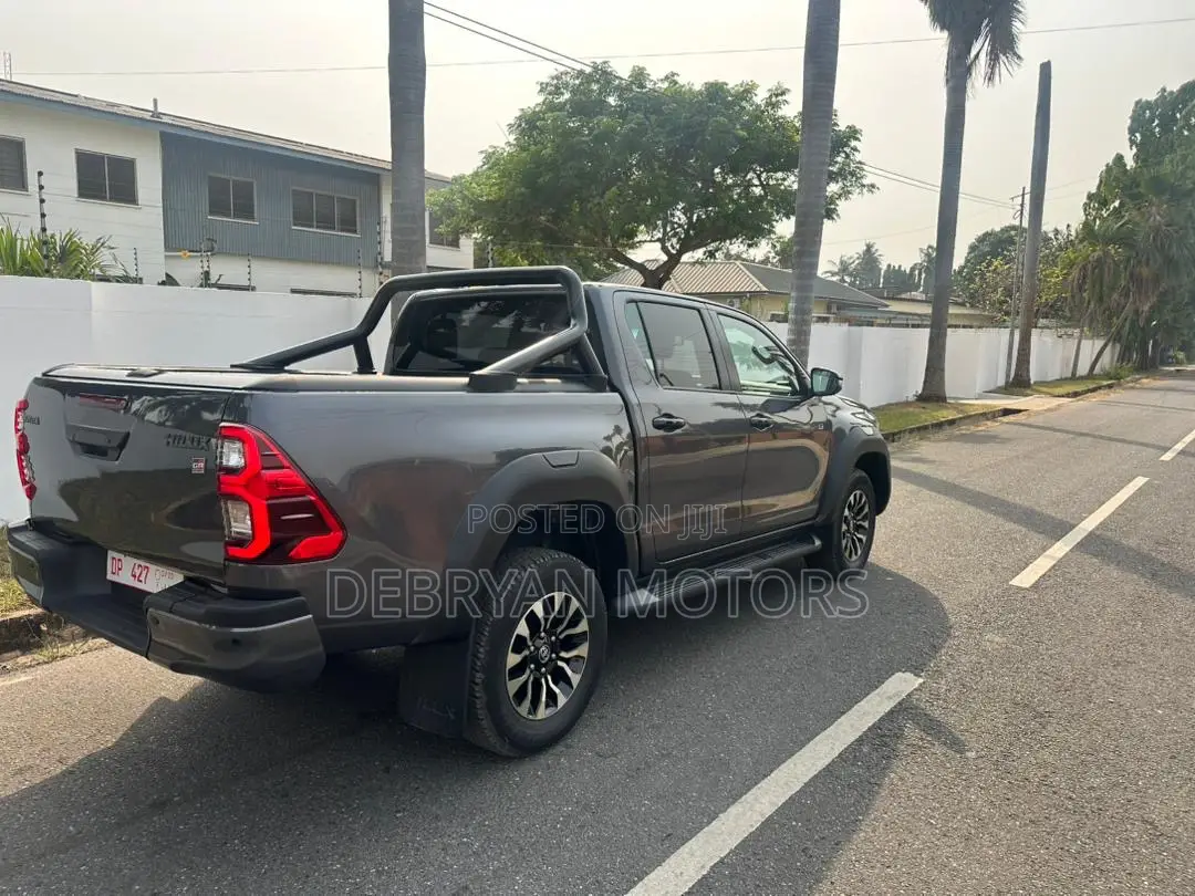 Toyota Hilux 2023 Gray