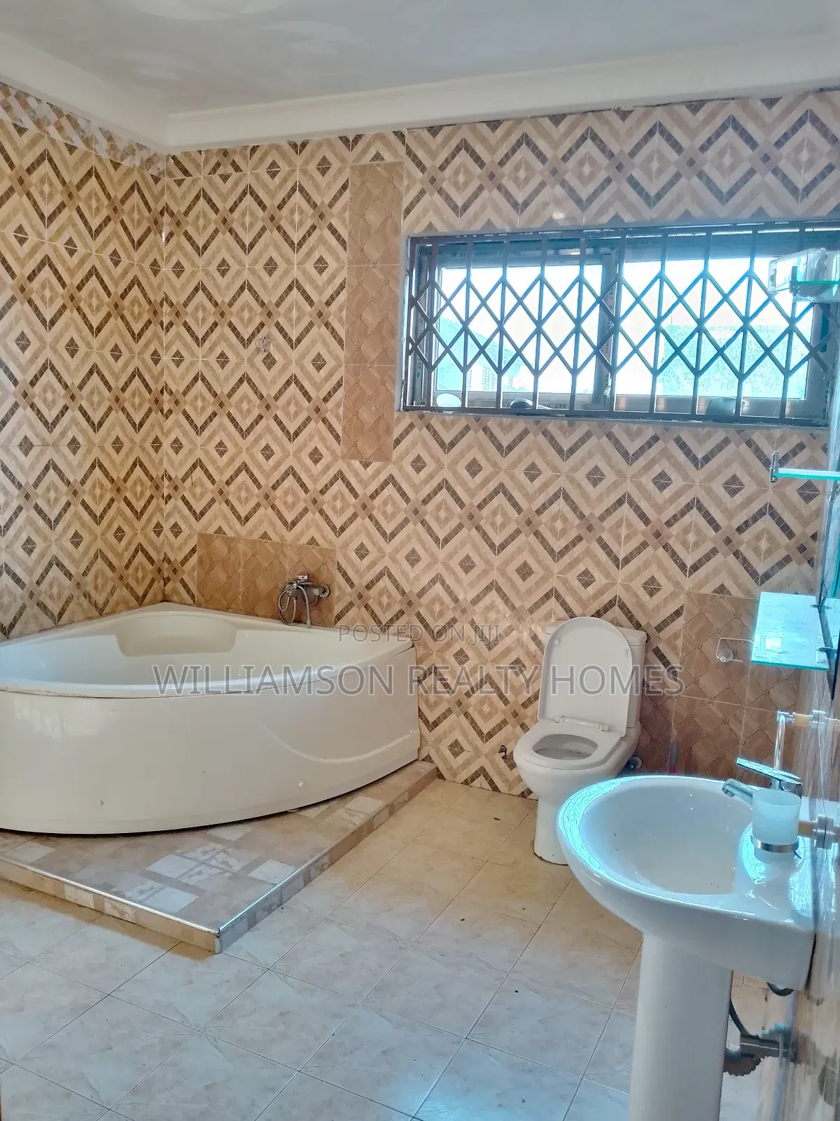 5bdrm House in Hfc Estate Area, Spintex for rent
