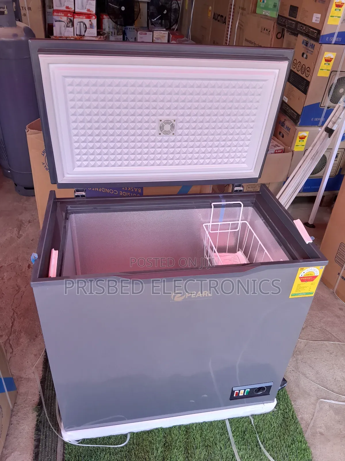 %%Pearl Durable Chest Freezer With Glass Top 188 Lit