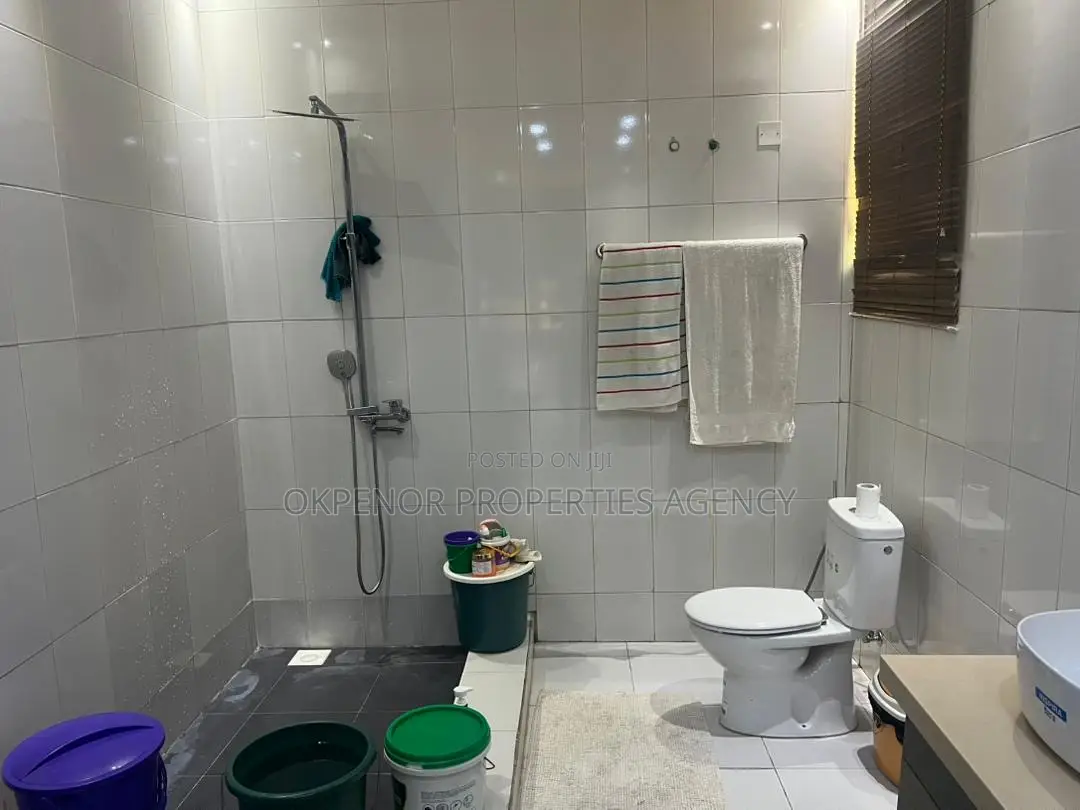 9bdrm Mansion in Community 25, Tema Metropolitan for sale