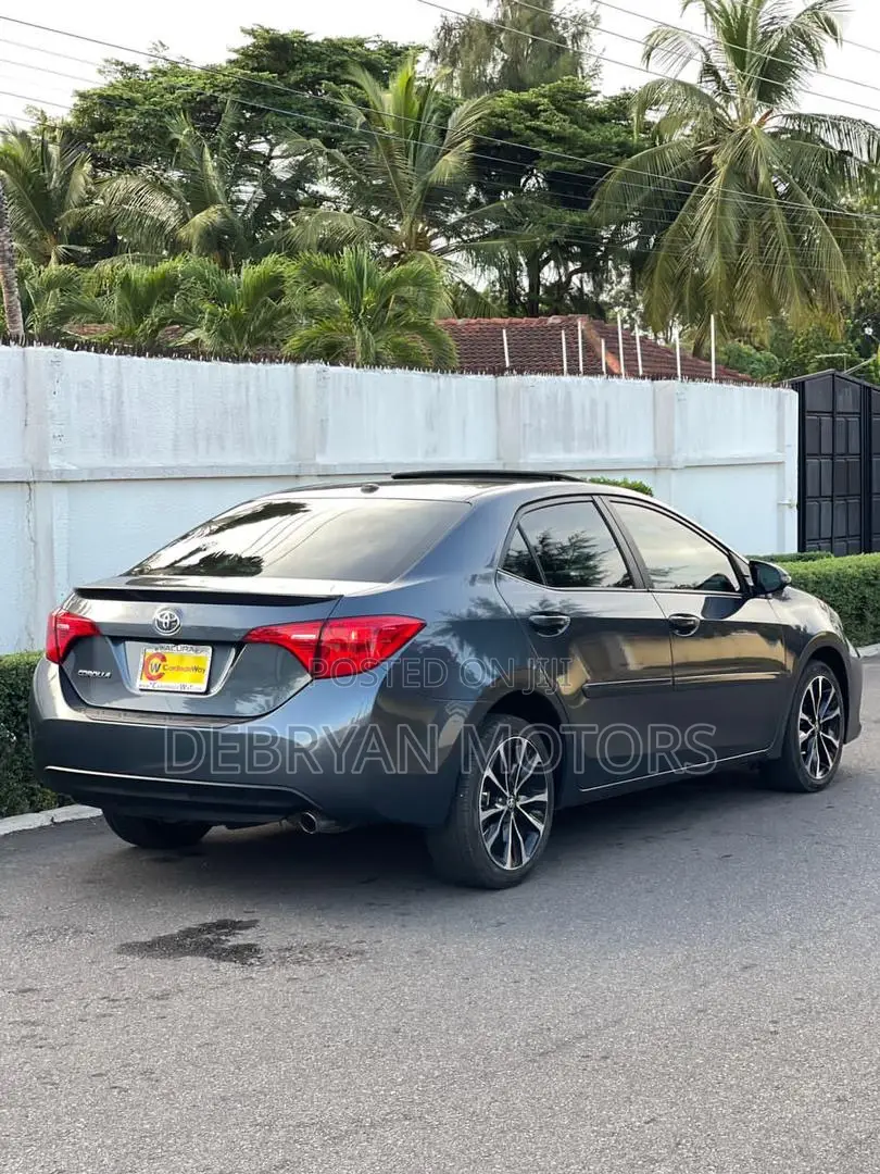 Toyota Corolla SE (1.8L 4cyl 6M) 2018 Gray