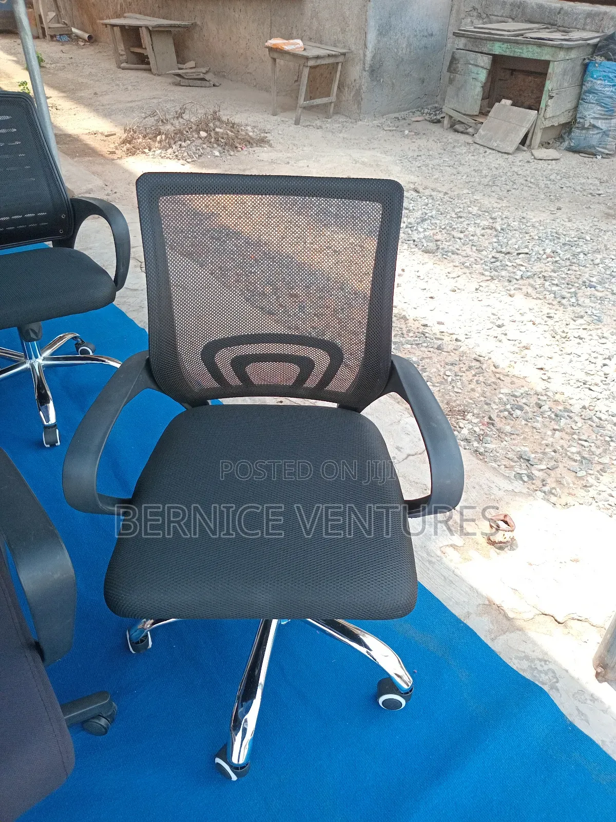 Low Back Swivel Chairs 