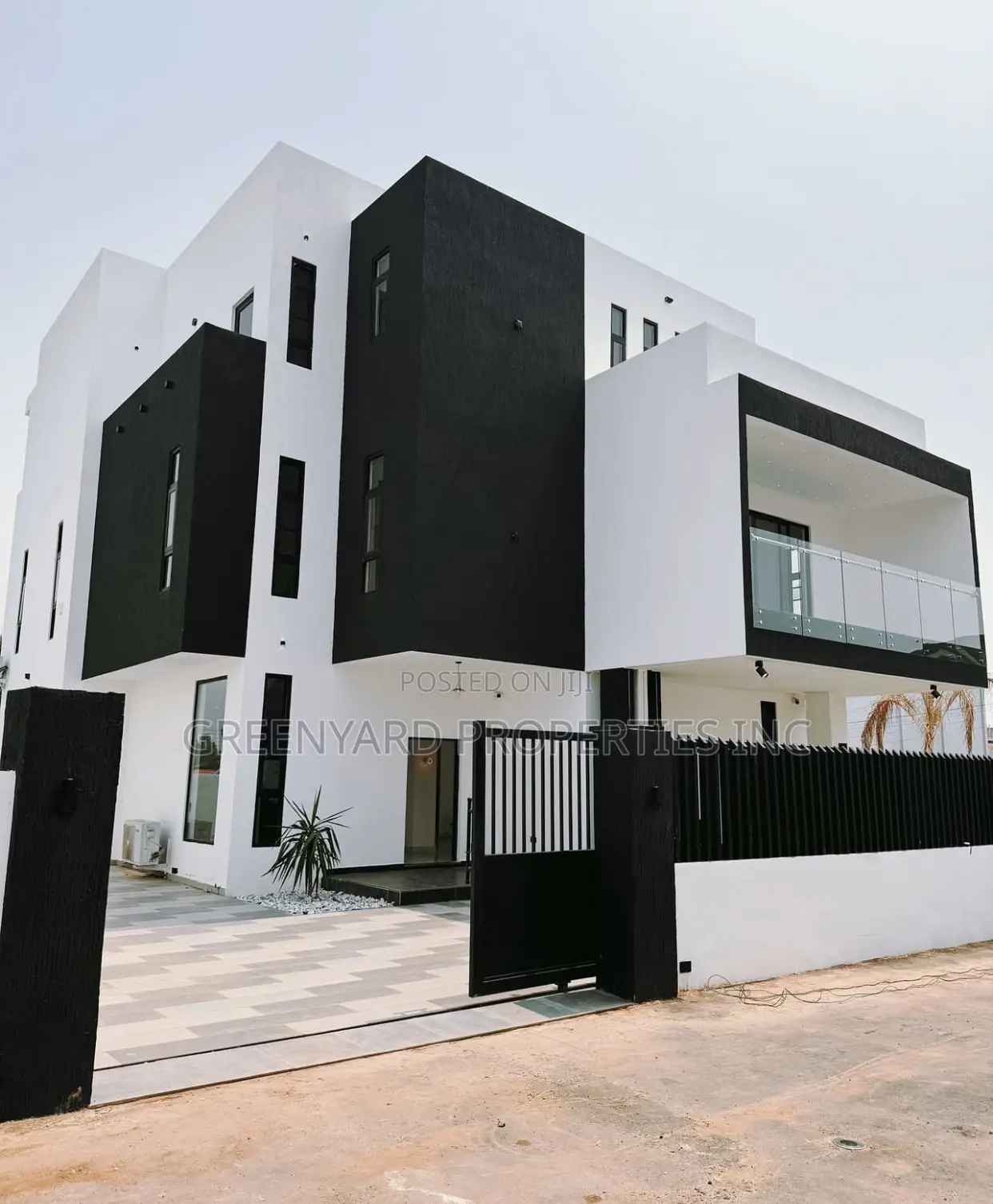 4bdrm Duplex in A&C, East Legon for sale