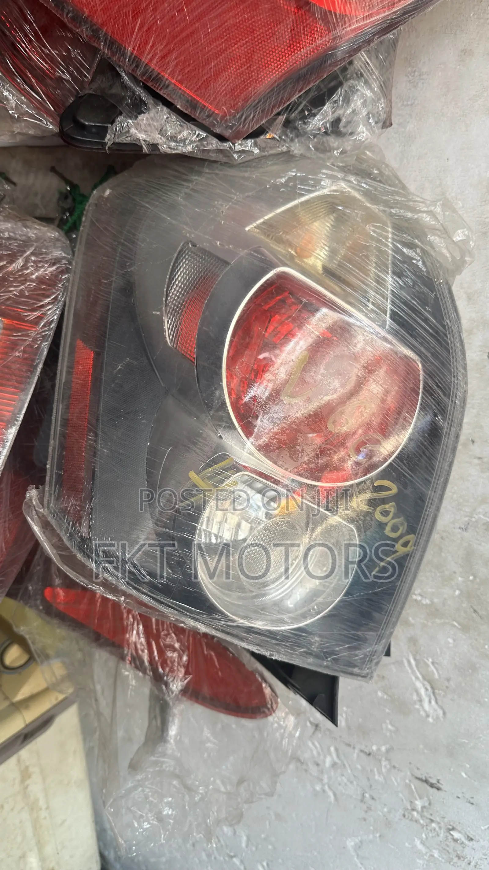 Pontiac Vibe Taillight Pair 2005,2006,2007,2008,2009,2010,11