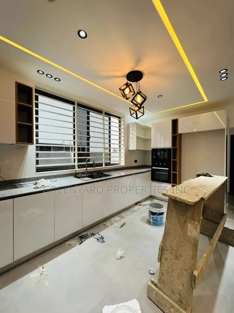 4bdrm Duplex in Lakeside, Ashaley Botwe for sale