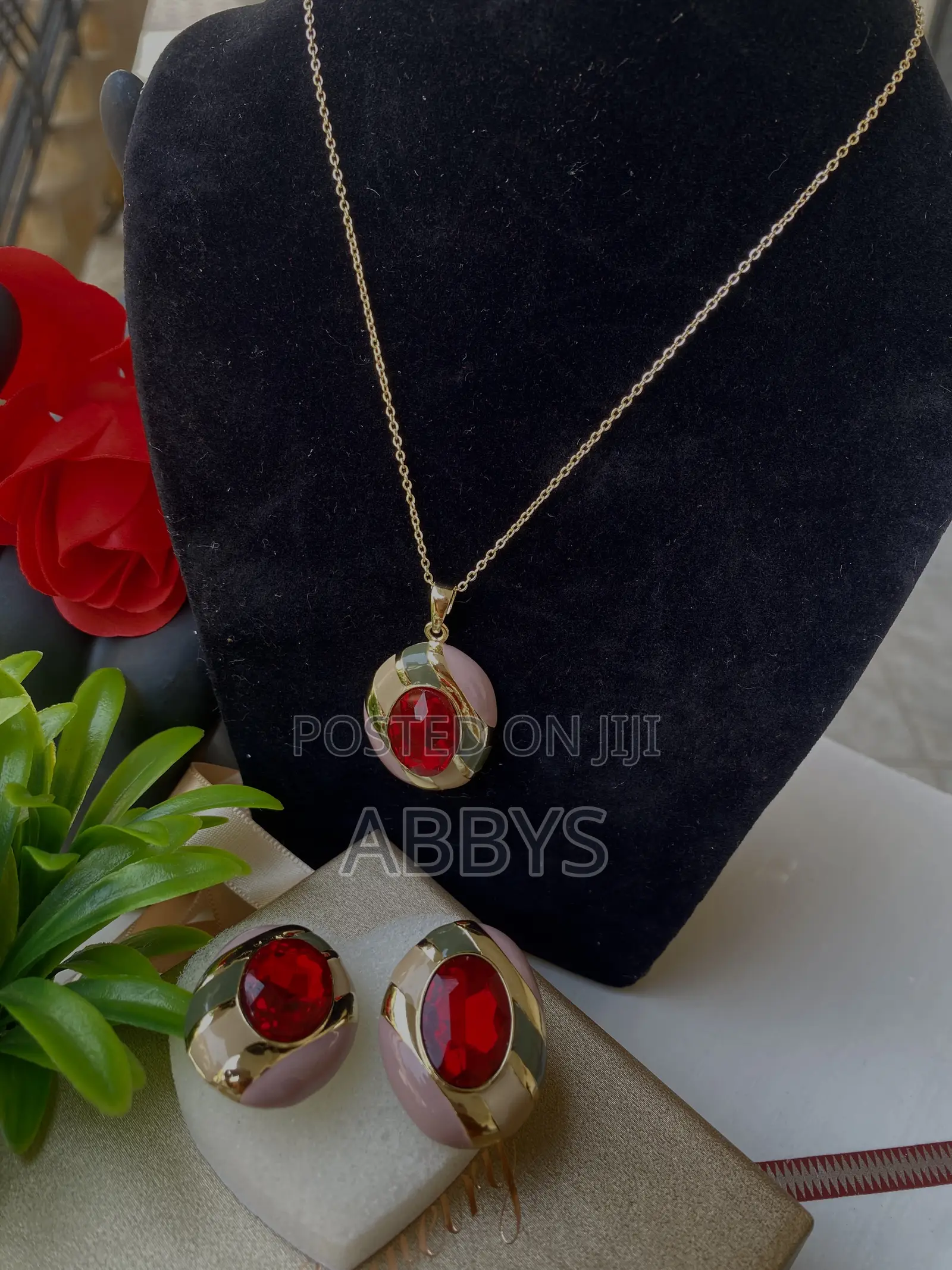 Beautiful Ladies Necklace With Earrings