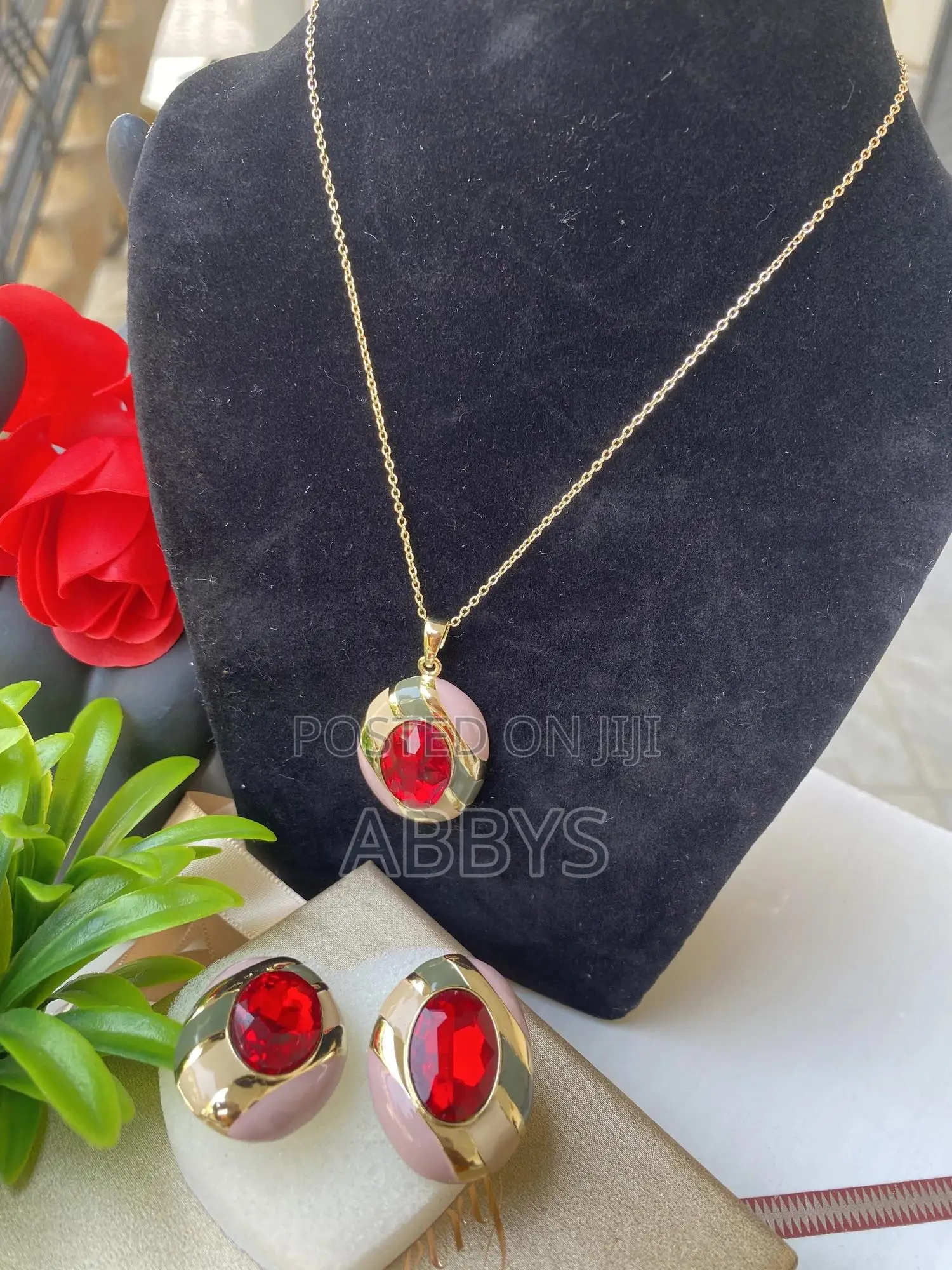 Beautiful Ladies Necklace With Earrings