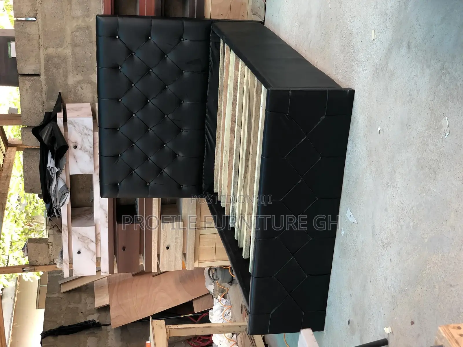 Doubles Bedframe 54x75// Durable And Luxurious