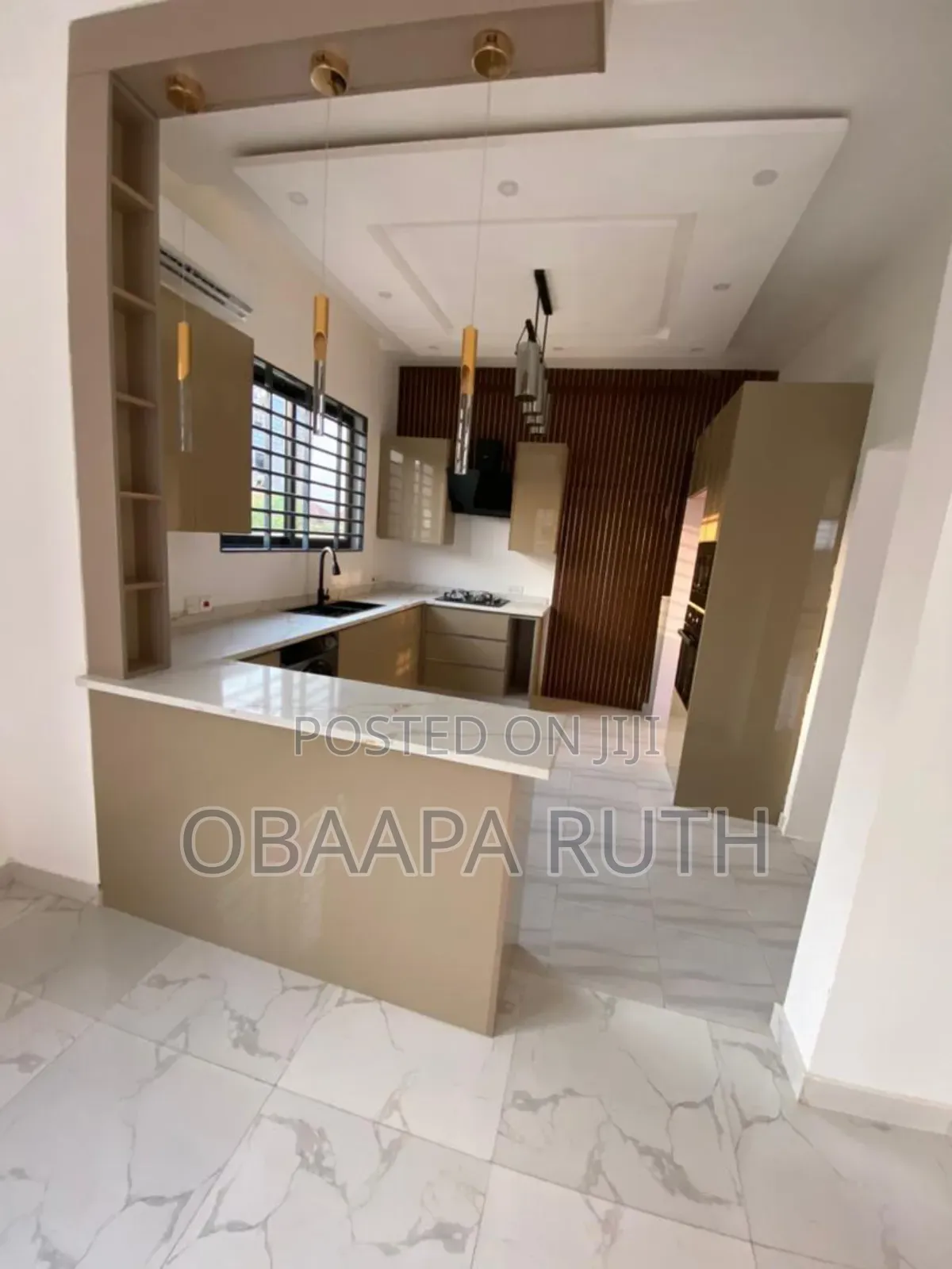 4bdrm Duplex in Lakeside for sale