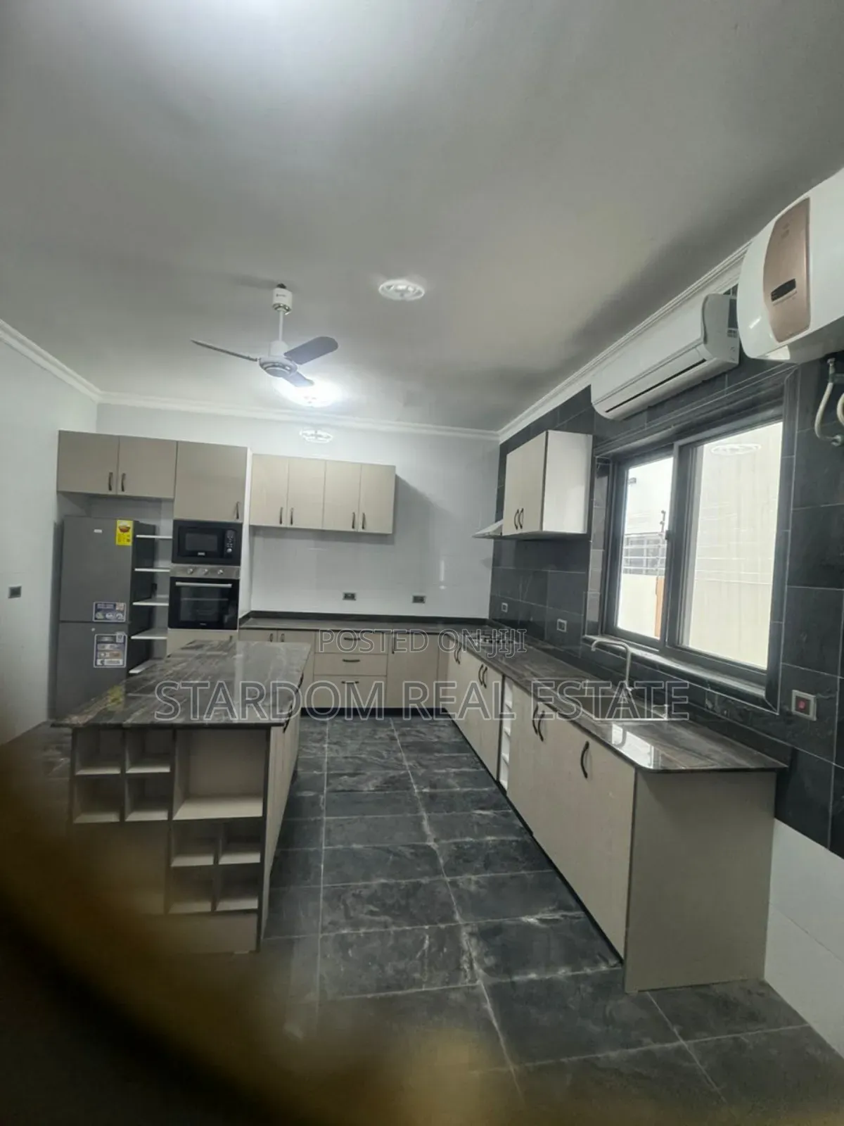 4bdrm Duplex in American House, East Legon for rent