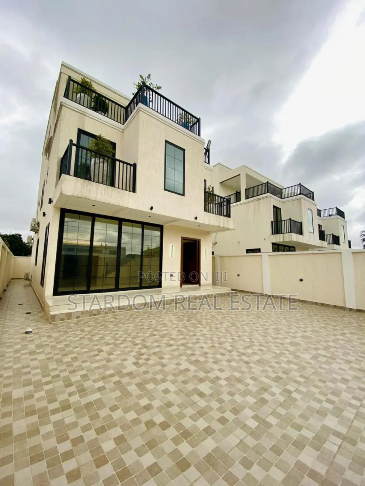 4bdrm Duplex in Dzorwulu for sale