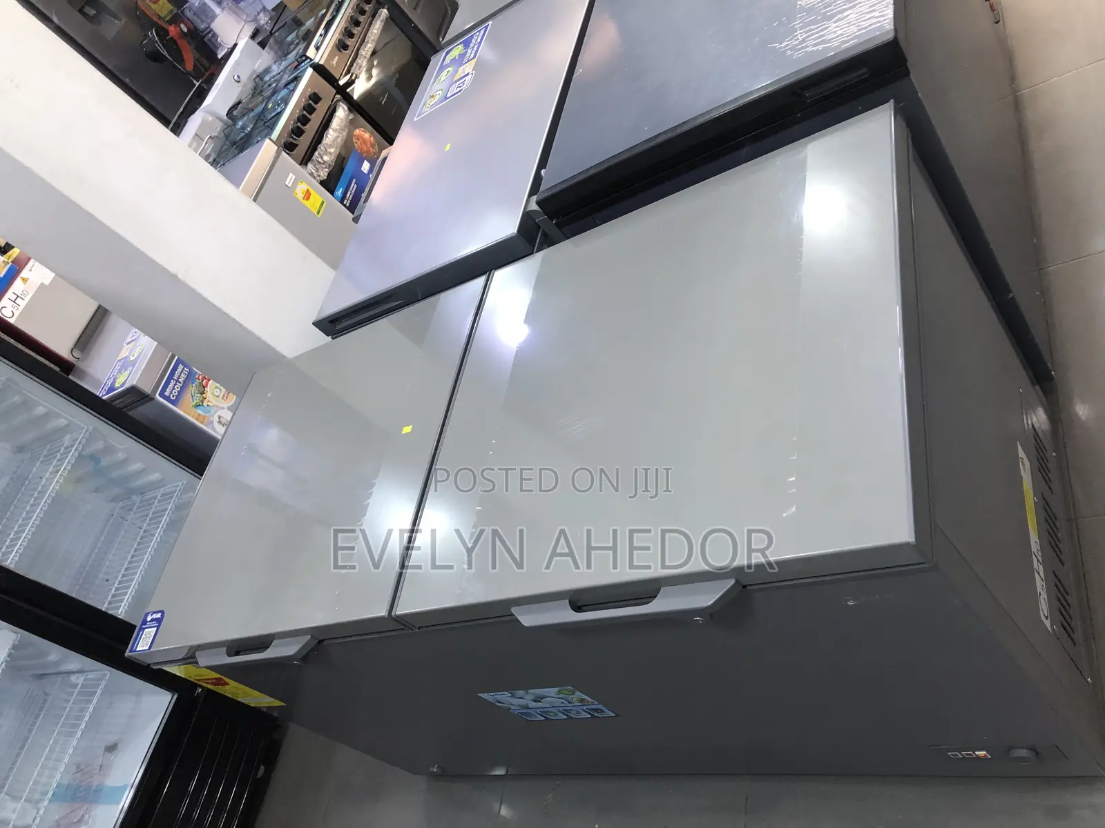 Pearl Freezer With 400 Liters and Glass on Top Available