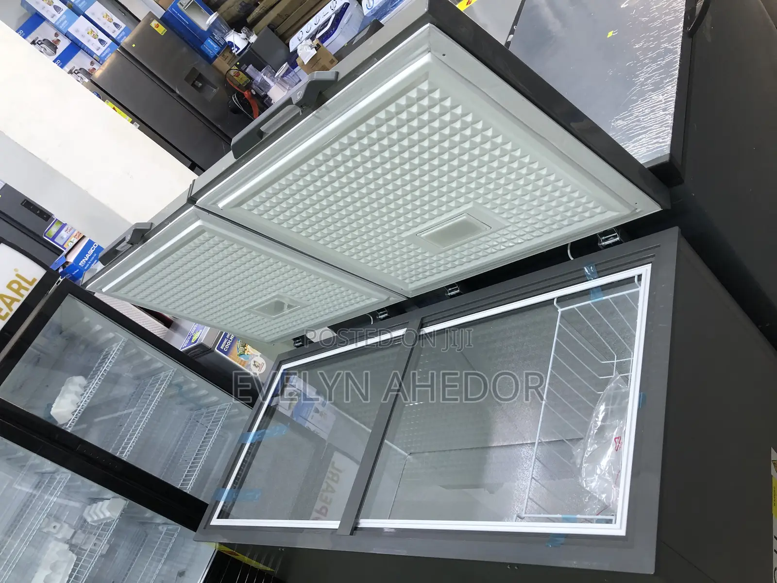 Pearl Freezer With 400 Liters and Glass on Top Available