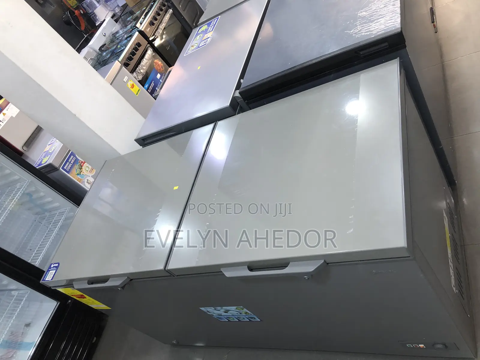 Pearl Freezer With 400 Liters and Glass on Top Available