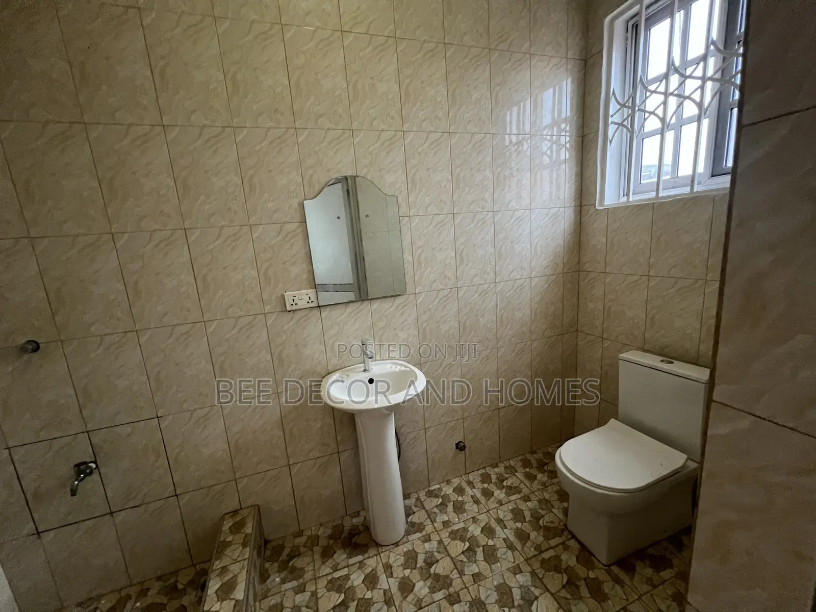 3bdrm Apartment in Bee Decor & Homes, Old Ashomang for rent