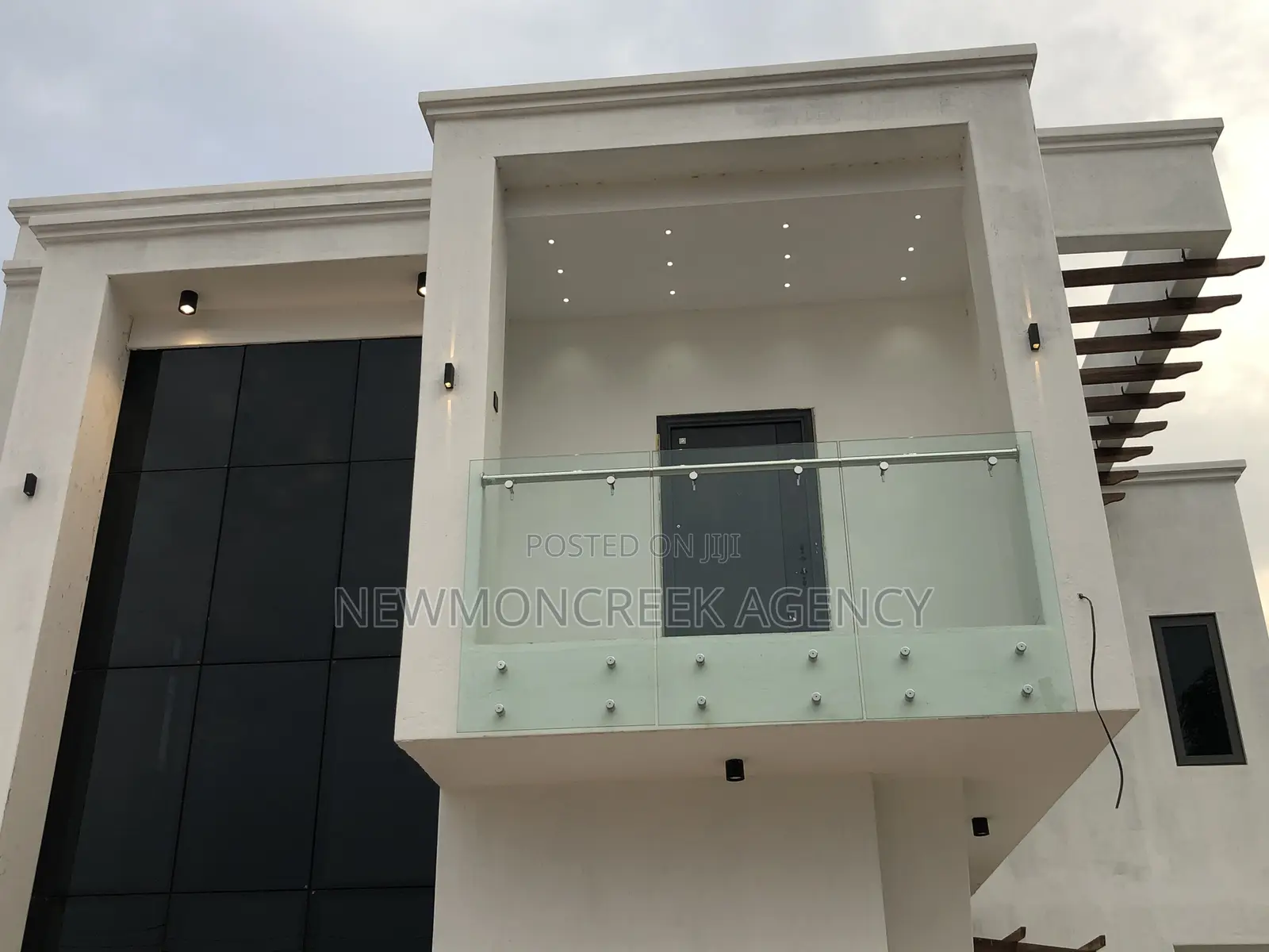 4bdrm Duplex in Off The Oyarifa, Accra Metropolitan for sale
