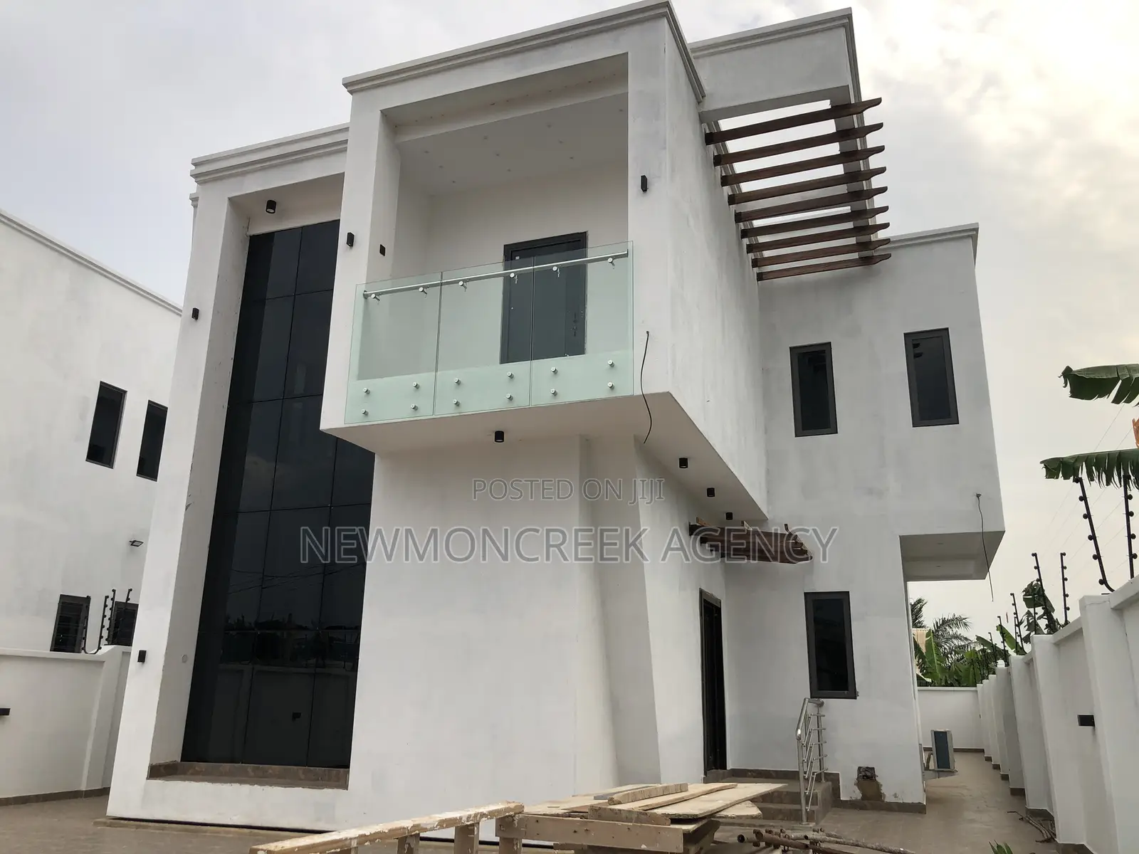 4bdrm Duplex in Off The Oyarifa, Accra Metropolitan for sale