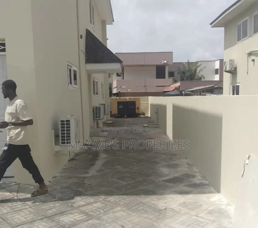 4bdrm Duplex in Airport Residential Area for rent