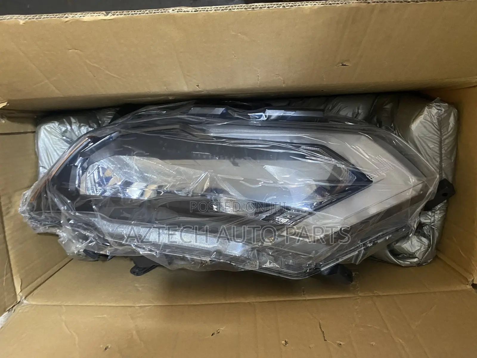 Nissan Rogue 2017,2017,2019,2020 Headlights/ Headlamp
