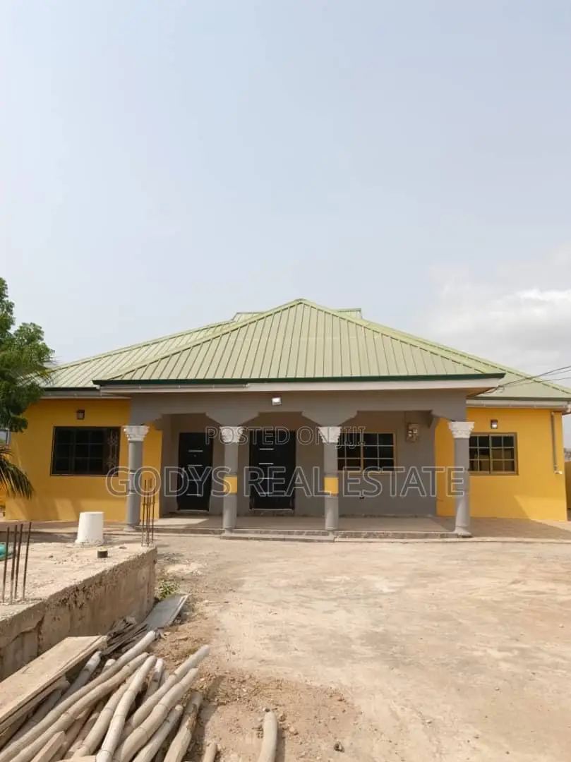 4bdrm House in Nyarnyanor Raod, Kasoa for sale