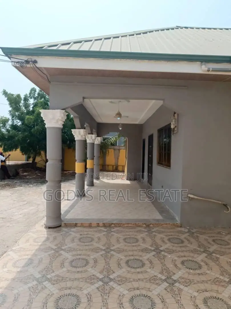4bdrm House in Nyarnyanor Raod, Kasoa for sale