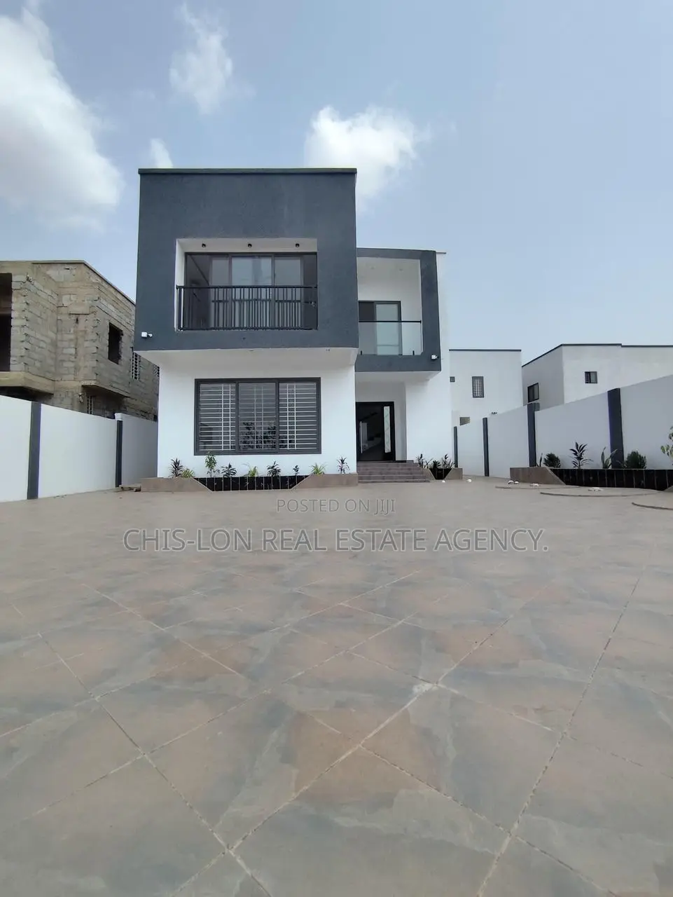 4bdrm Duplex in East Legon for sale