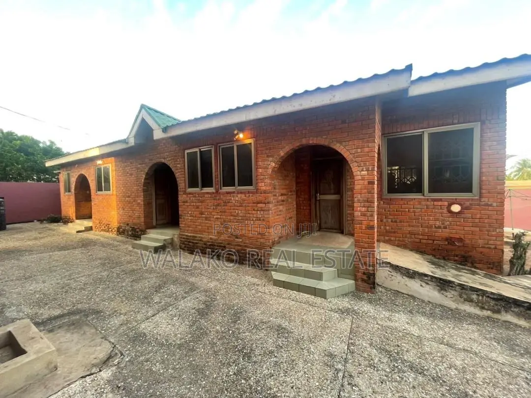 7bdrm Block of Flats in Pokuase for sale