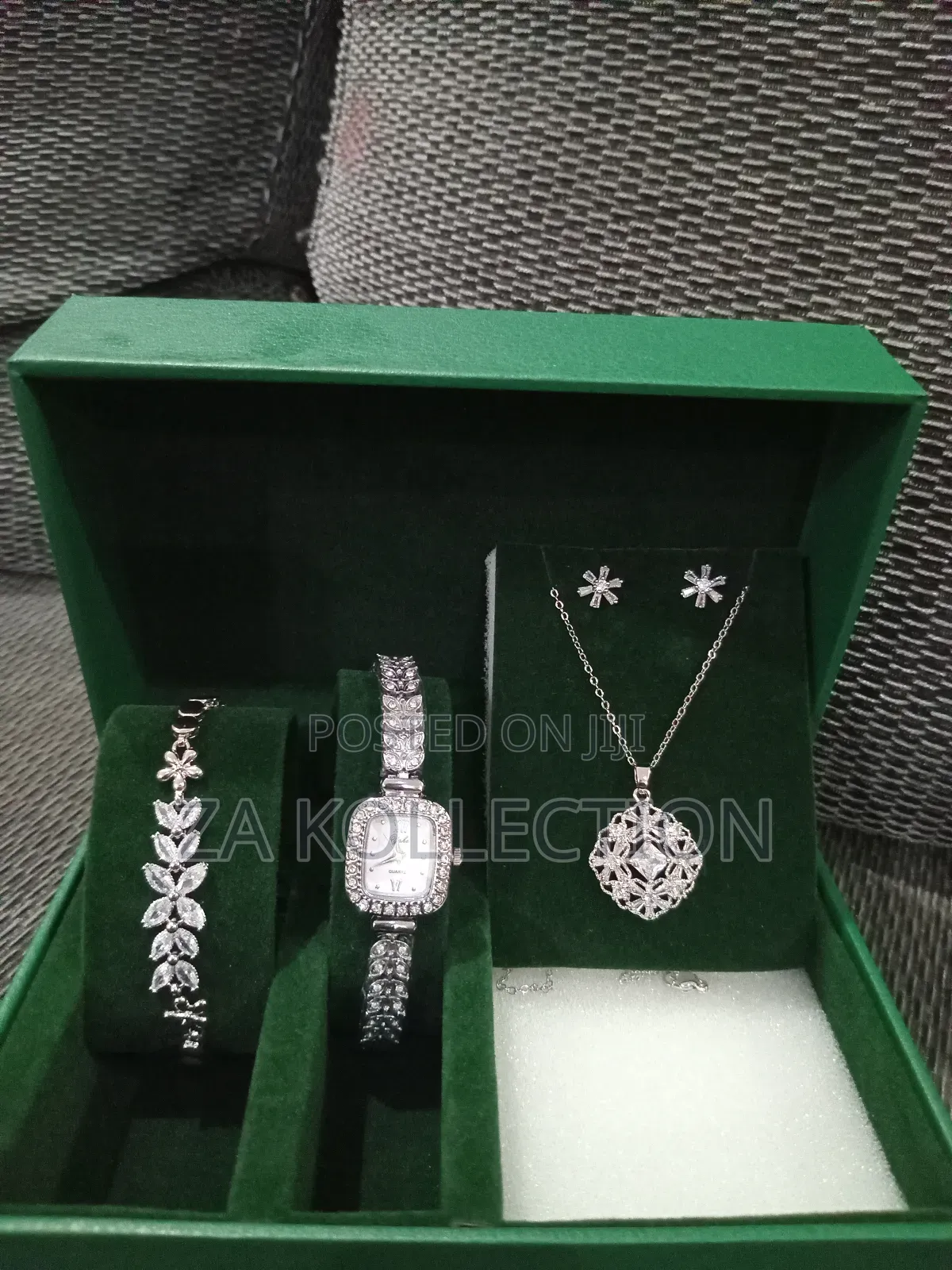 Luxurious Gold Jewellery Set for Ladies