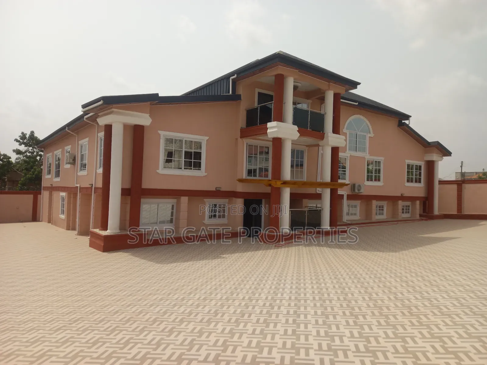 8bdrm House in Atonsu Esereso, Kumasi Metropolitan for sale