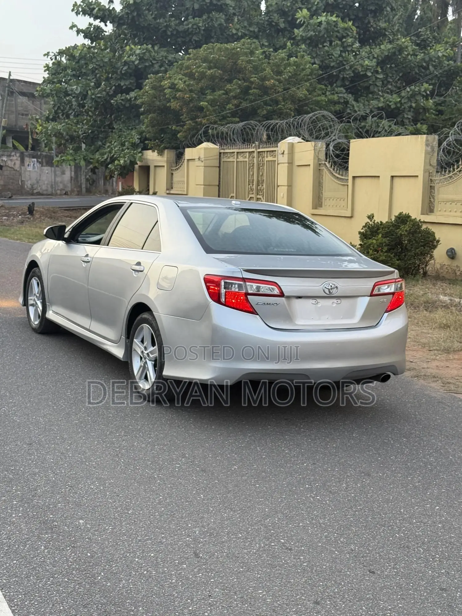 Toyota Camry SE 4dr Sedan w/Prod. End 11/13 (2.5L 4cyl 6A) 2014 Silver