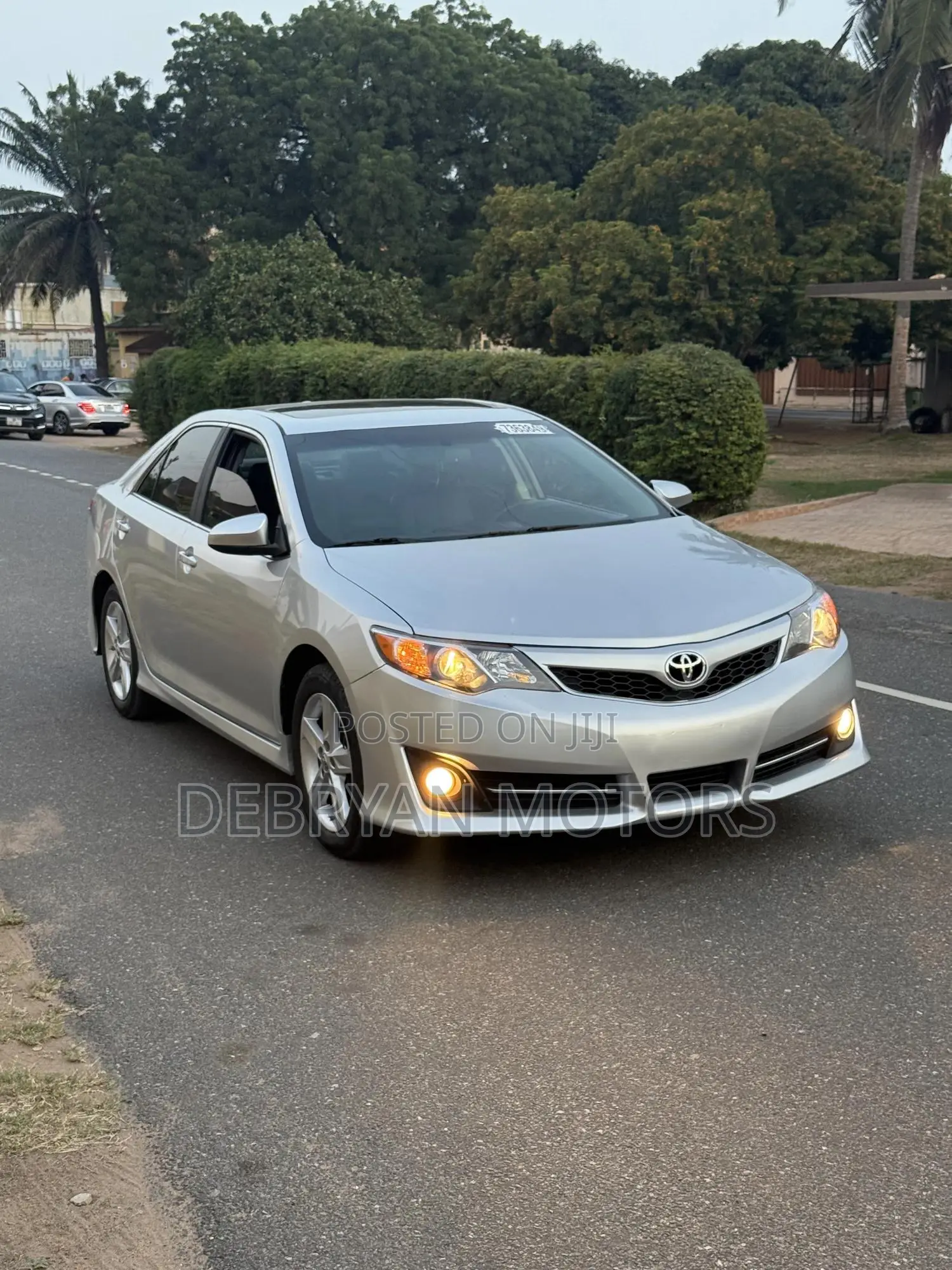 Toyota Camry SE 4dr Sedan w/Prod. End 11/13 (2.5L 4cyl 6A) 2014 Silver
