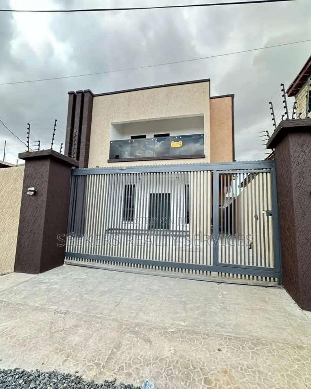 4bdrm Duplex in Seekers Realty, Lake Side Estate for sale