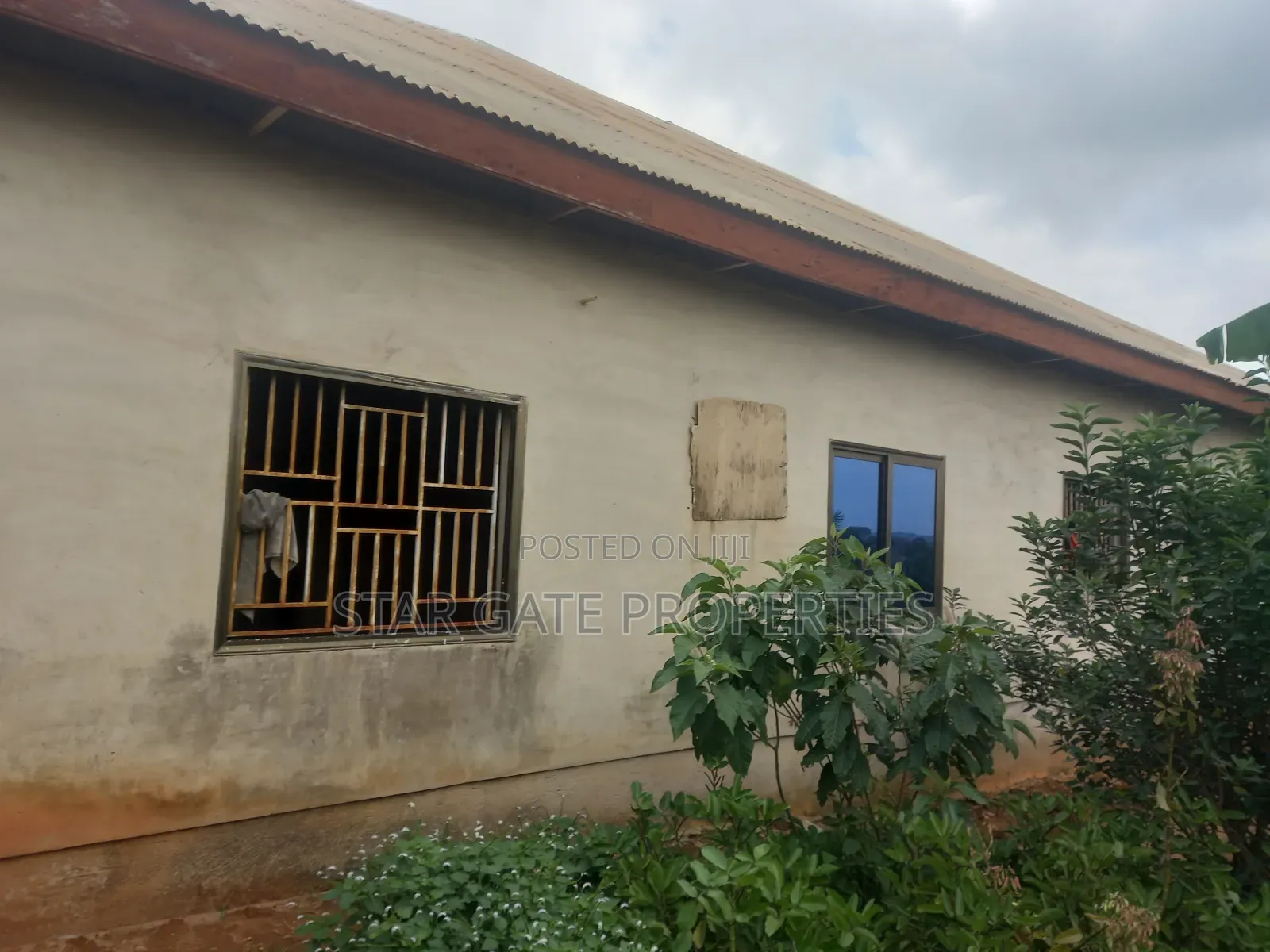 9bdrm House in Bokankyi, Near, Kumasi Metropolitan for sale