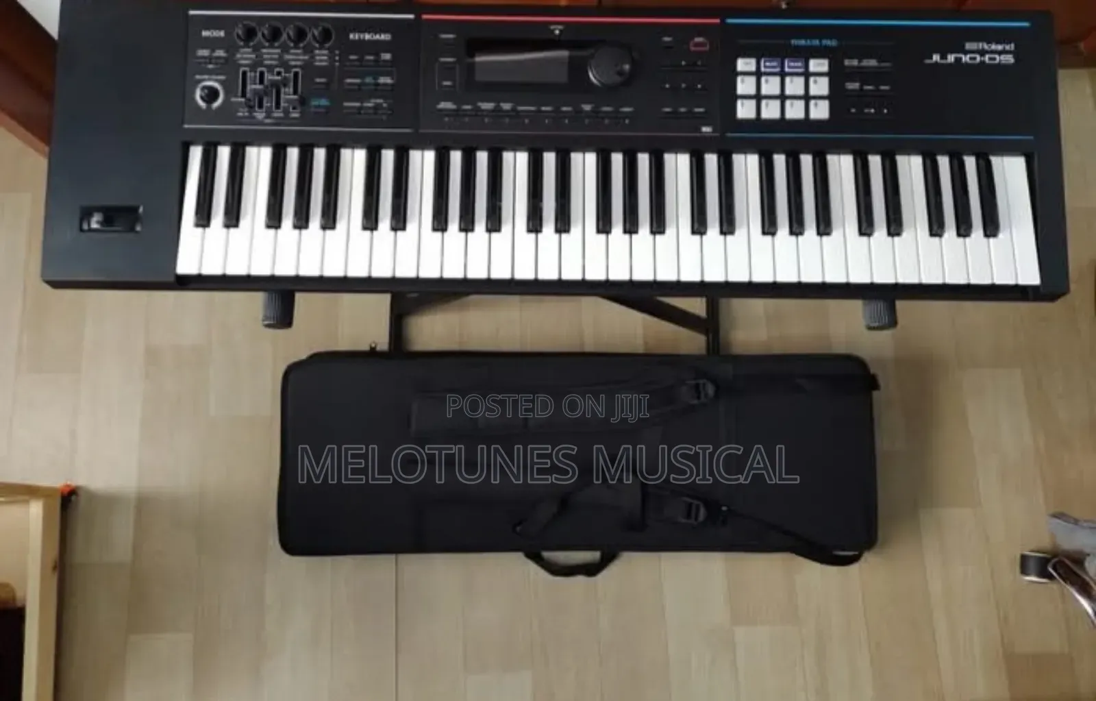 Roland Junos-61 61-Keys Keyboard With Bag and Stand