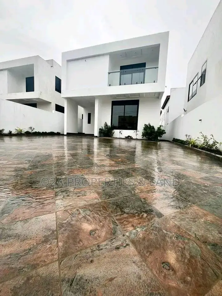 5bdrm House in East Airport for sale