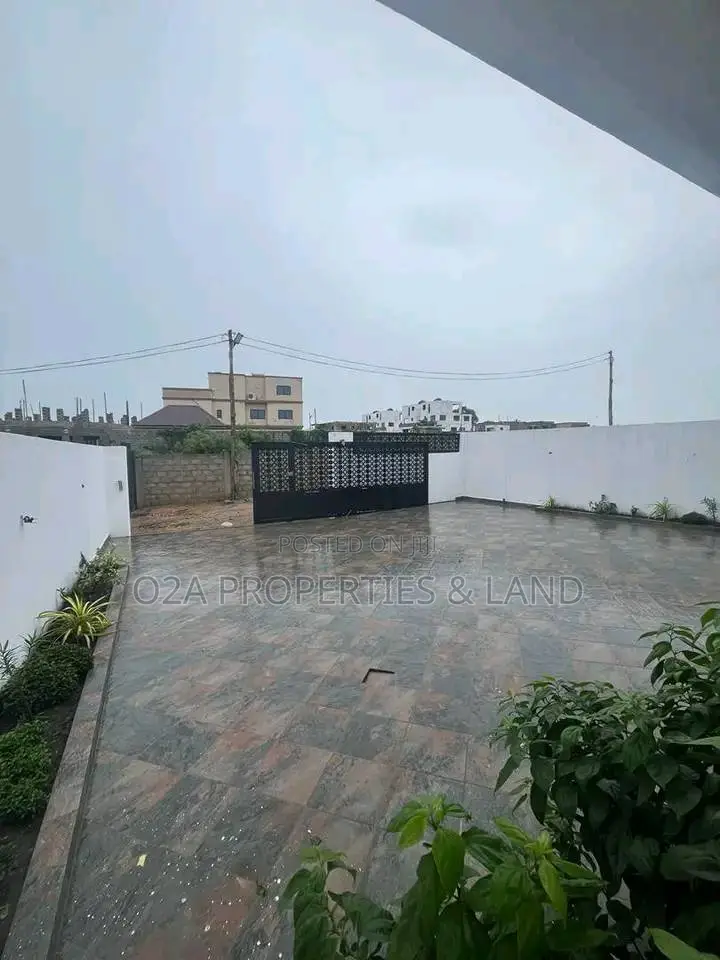 5bdrm House in East Airport for sale