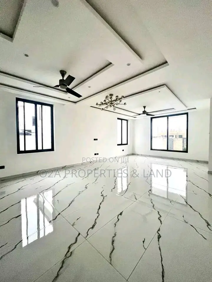 5bdrm House in East Airport for sale