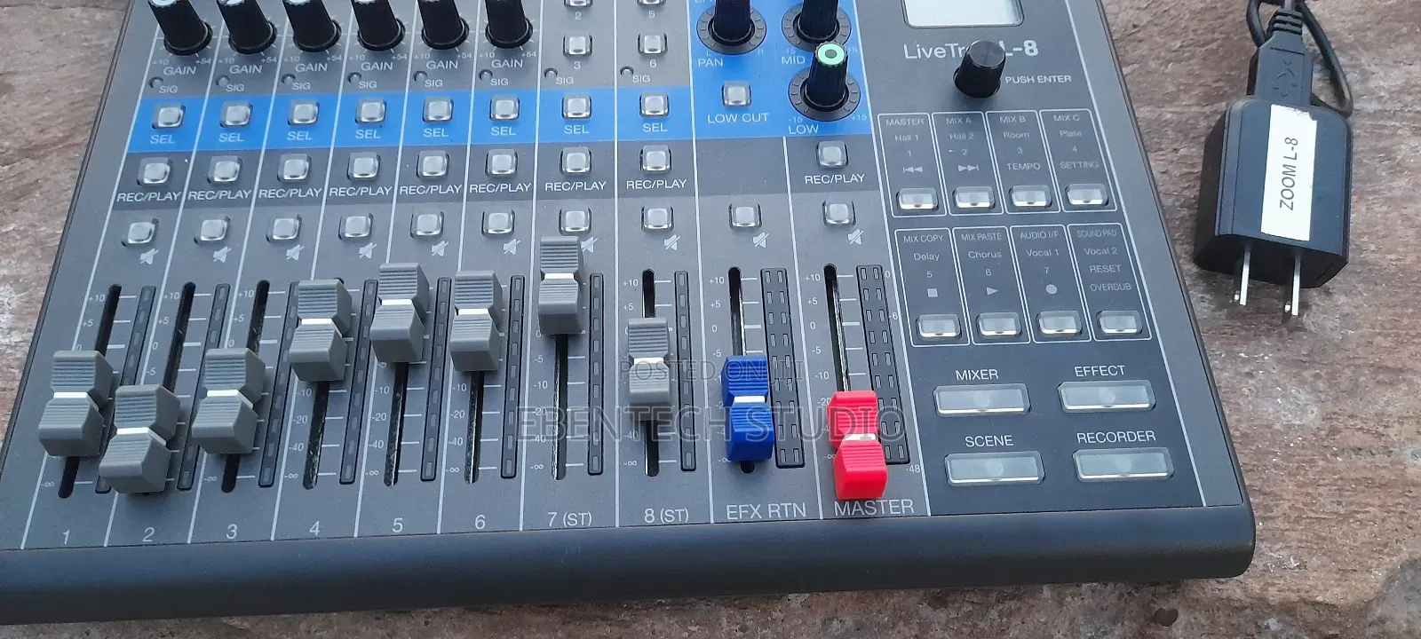 Zoom Livetrak L-8 Podcast Studio Mixer