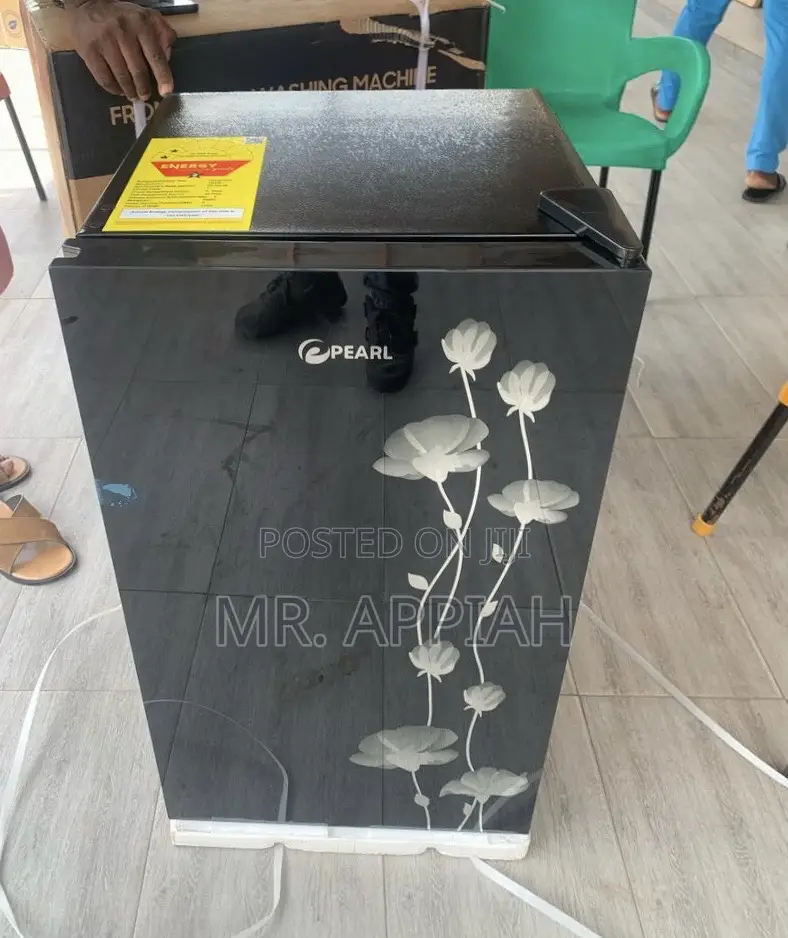Extremely Chilling Pearl Single Door Table Top Fridge,Black