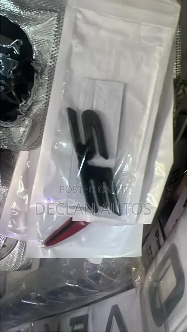 Se Gloss Black Emblem Badge