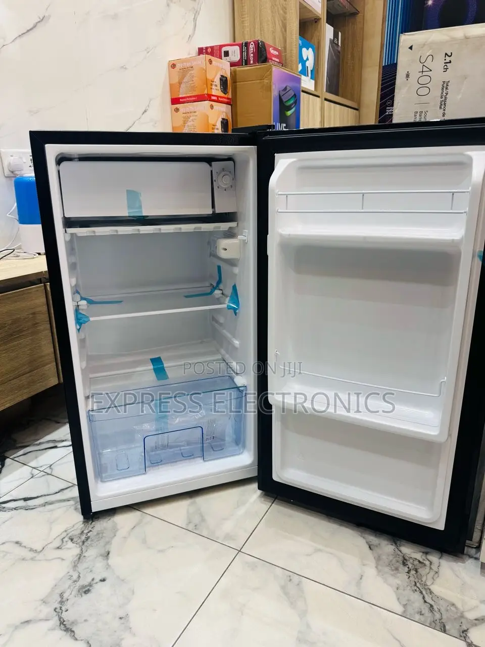Durable Built Black Single Door Fridge Pearl
