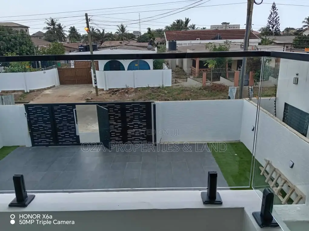 4bdrm House in Community 16, Sakumono for sale